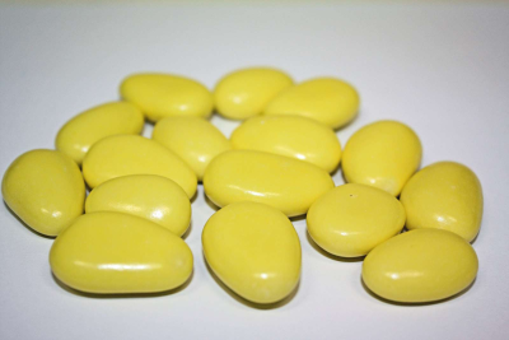 Picture of Yellow Sugared Almonds in 1kg bag